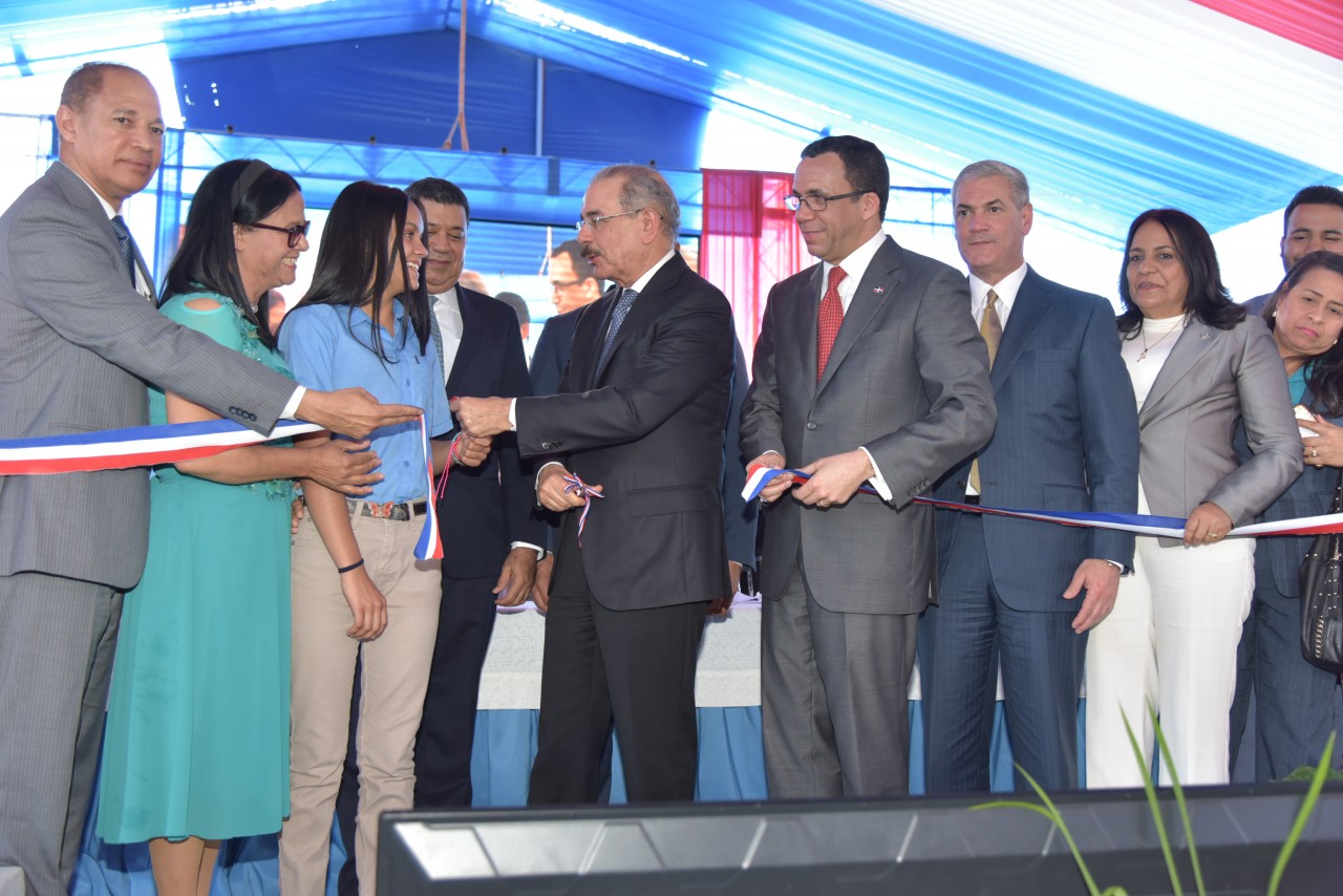  imagen Presidente Danilo Medina acompa&ntilde;ado del &nbsp;Ministro de Educaci&oacute;n y dem&aacute;s autoridades cortan cinta y dejan inaugurado este nuevo plantel&nbsp; 