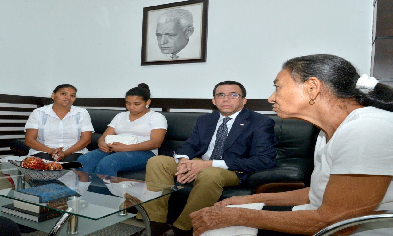  imagen Ministro de Educaci&oacute;n Andr&eacute;s Navarro junto a familiares de la maestra Ure&ntilde;a 