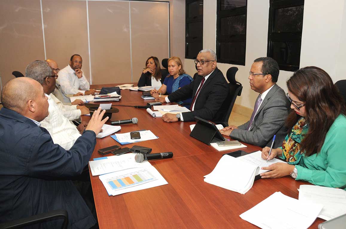  imagen Altos funcionarios a la mesa durante reuni&oacute;n. 