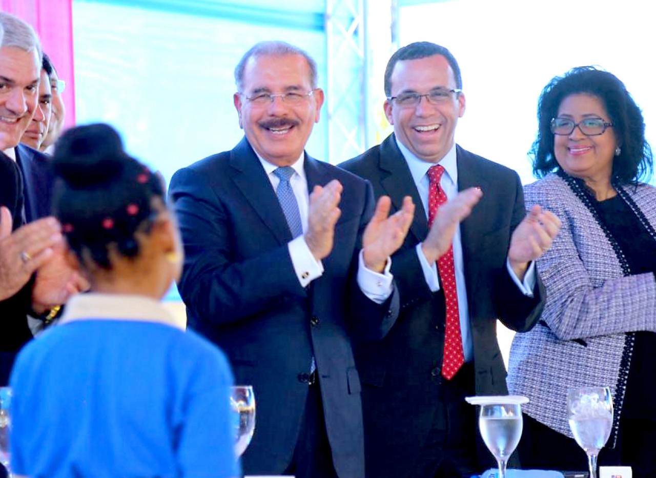  imagen Presidente Danilo Medina junto a Ministro Andr&eacute;s Navarro y demas autoridades educativas de Guanuma sonriendo de pie posterior a discurso de estudiante en entrega del moderno centro educativo 