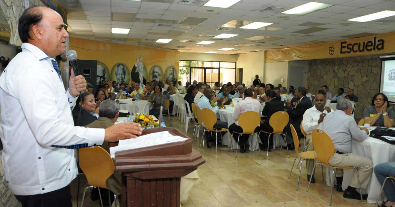  imagen Educación promueve participación de las familias en los procesos de descentralización de la escuela 