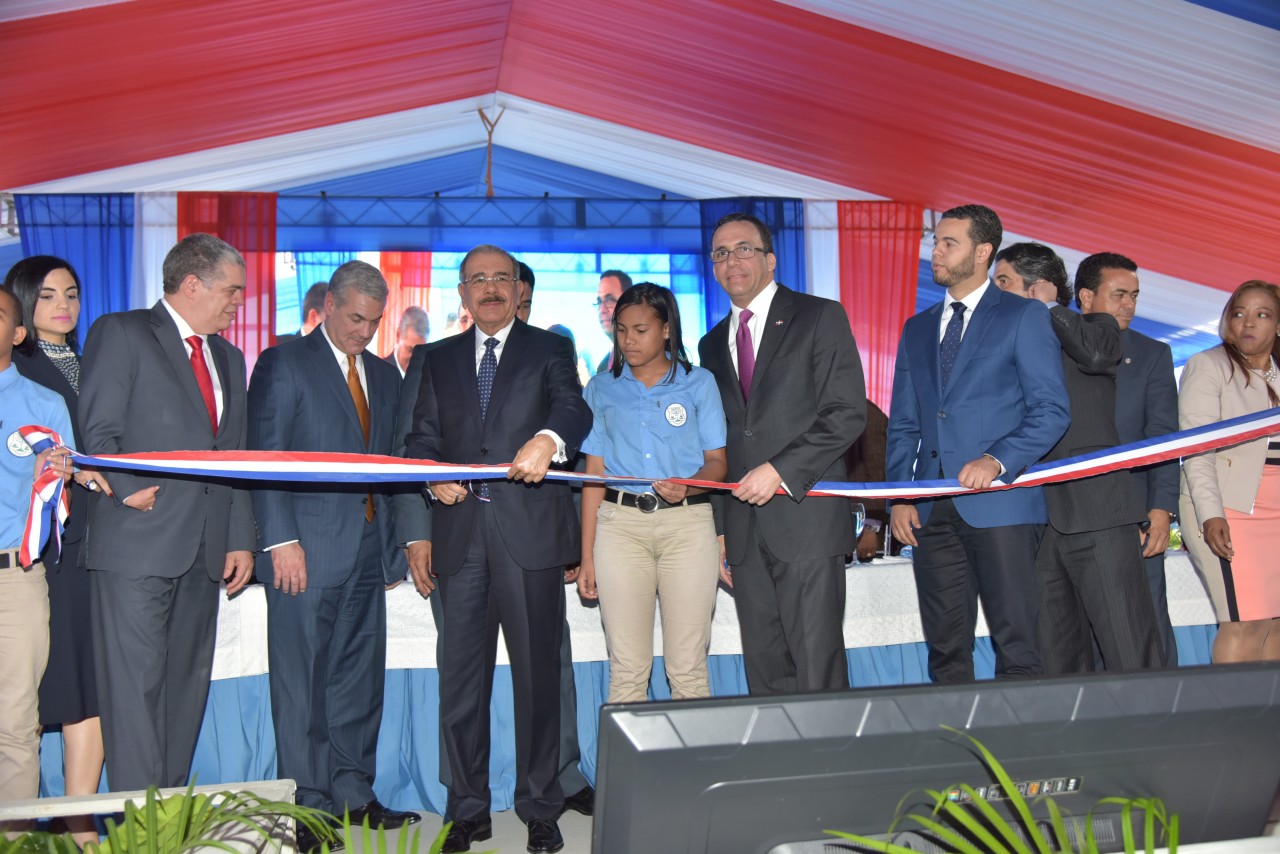  imagen Presidente Danilo Medina corta cinta y deja inaugurado tres centros educativos y una estancia infantil en la provincia Espaillat&nbsp; 