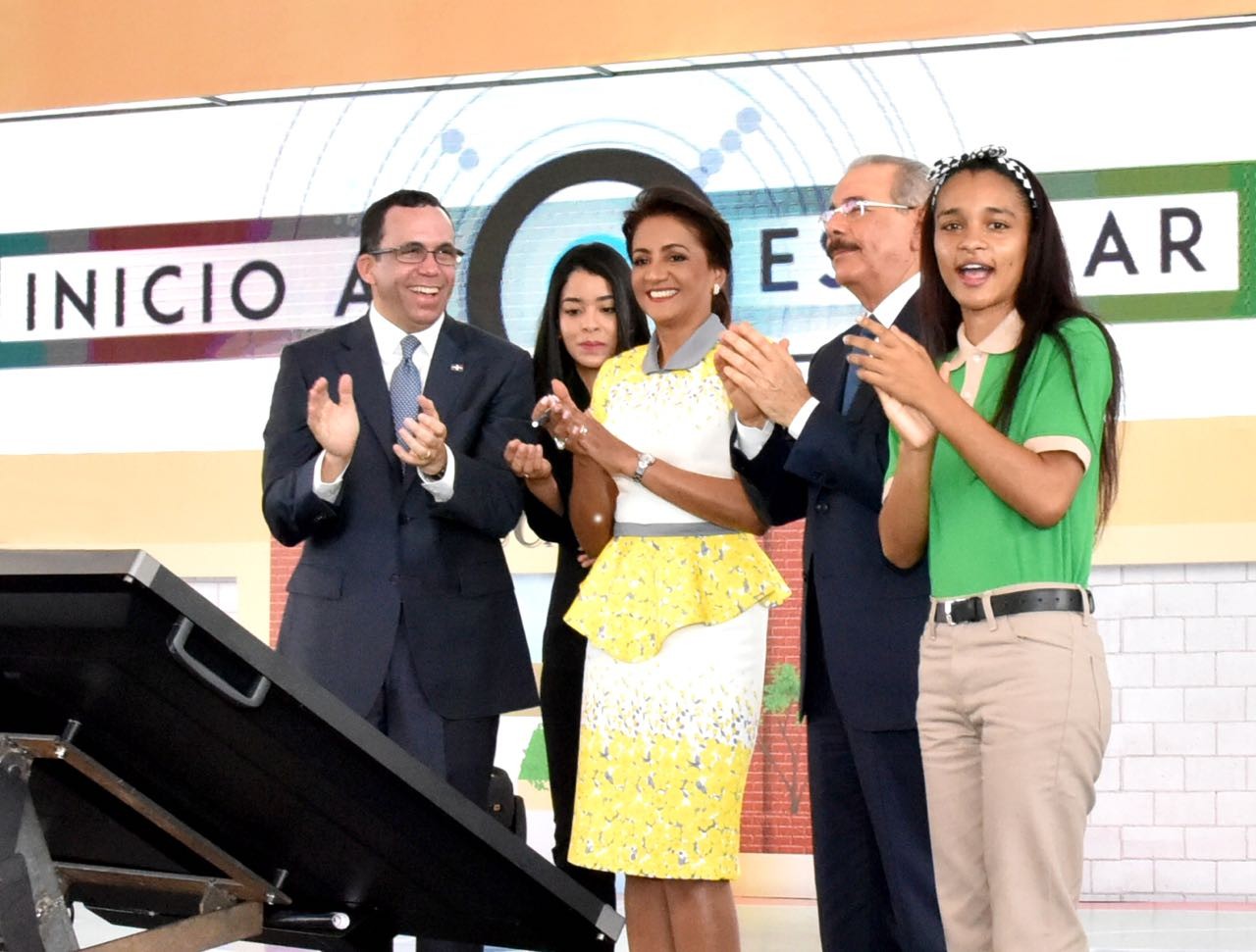  imagen Presidente Danilo Medina, &nbsp;Primera Dama Candida Montilla de Medina, Ministro Andr&eacute;s Navarro y estudiante de secuandaria de pies aplaudiendo con alegria el inicio del A&ntilde;o Escolar 2018-2019 