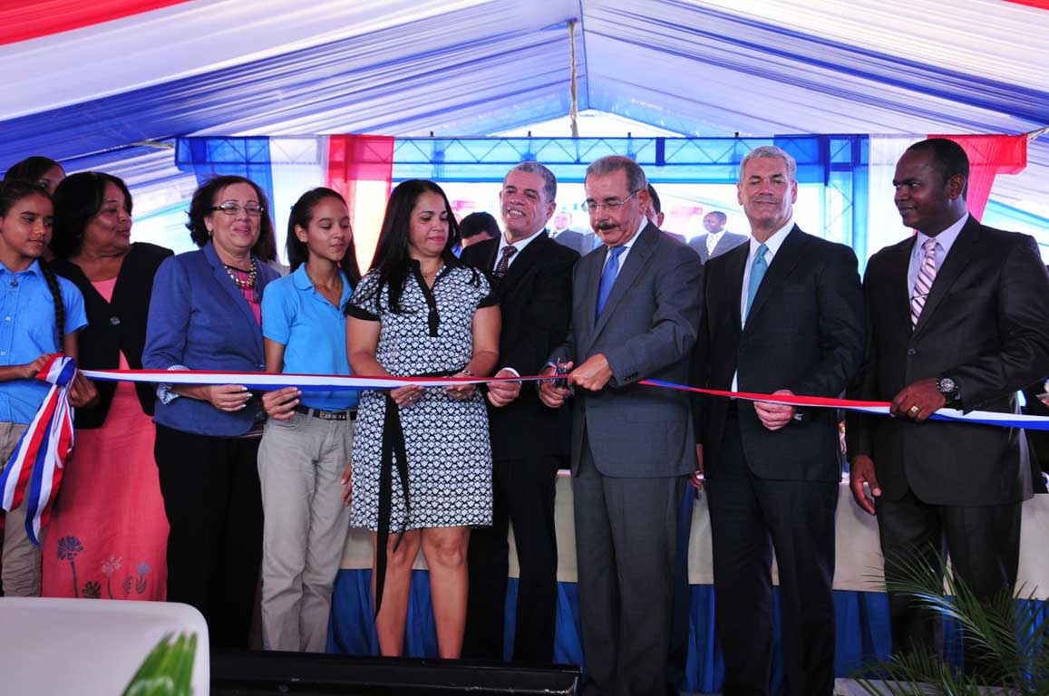  imagen Presidente Medina inaugura dos centros educativos en la provincia Peravia 