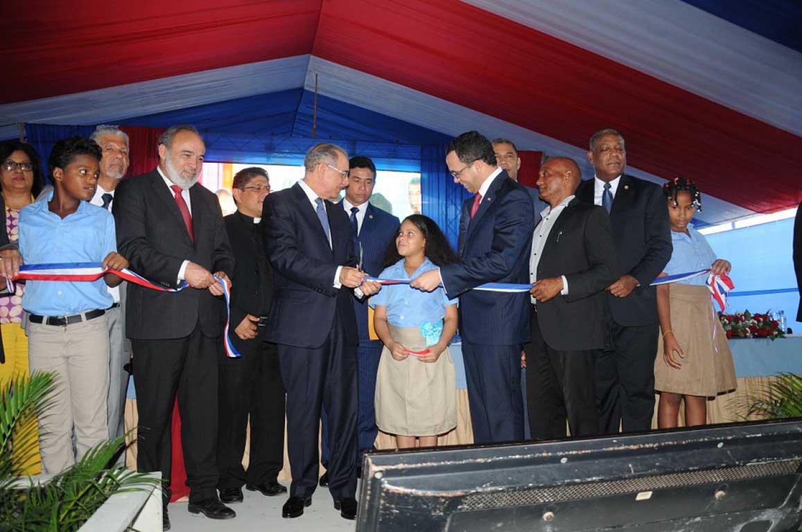  imagen Presidente Danilo Mediana durante corte de cinta en acto de inauguraci&oacute;n, le acompa&ntilde;an Ministro Andr&eacute;s Navarro entre otras personalidades. 