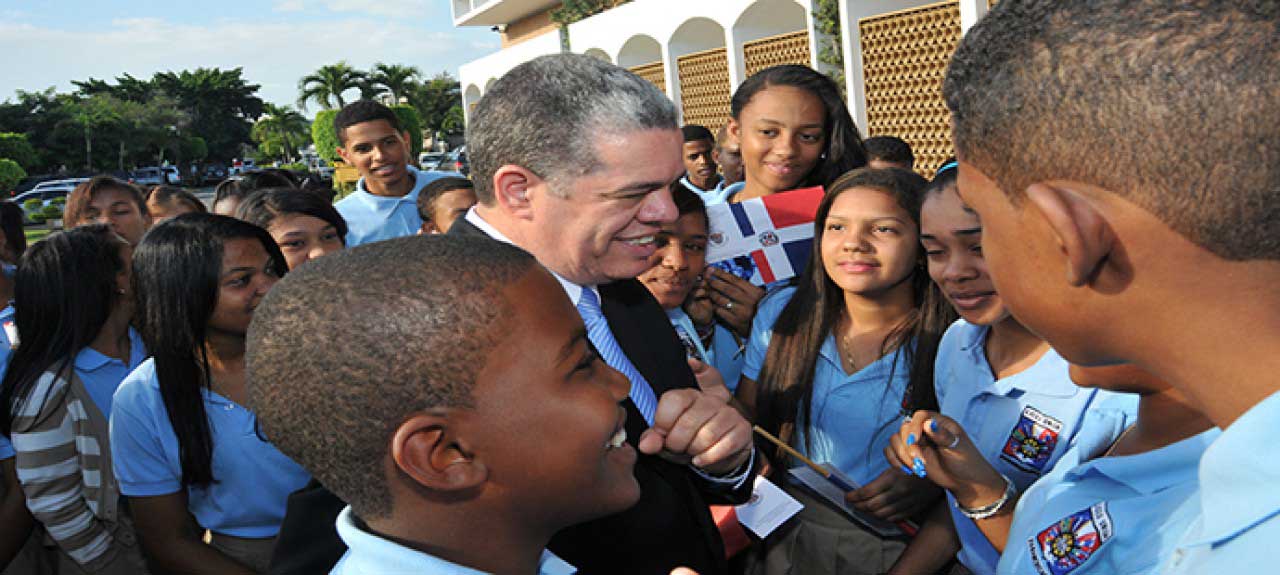  imagen Amarante Baret llama al pueblo y a los estudiantes a honrar la Bandera Nacional 