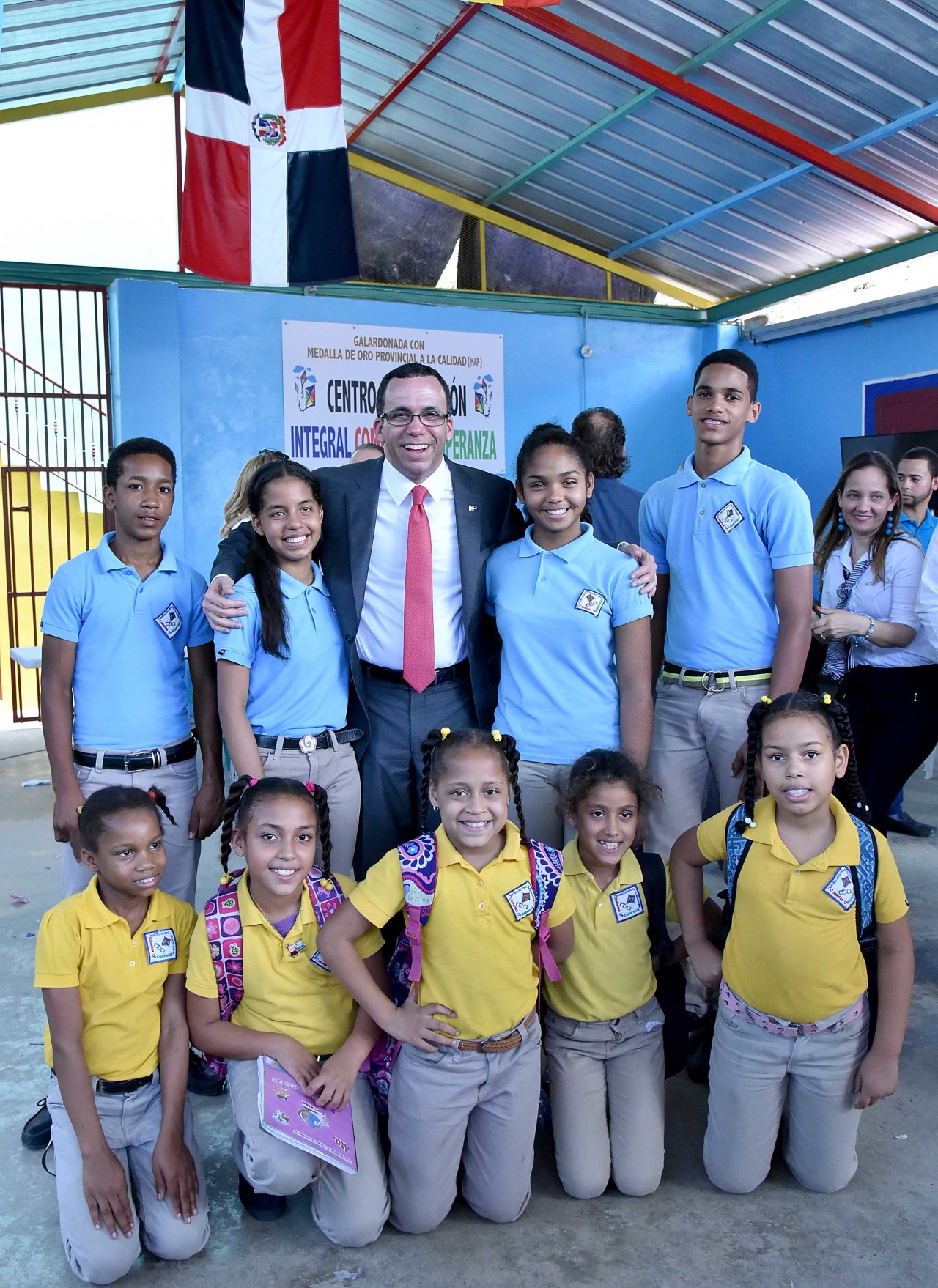  imagen Ministro Andr&eacute;s Navarro junto a estudiantes de la fundaci&oacute;n Cometas de Esperanza&nbsp; 