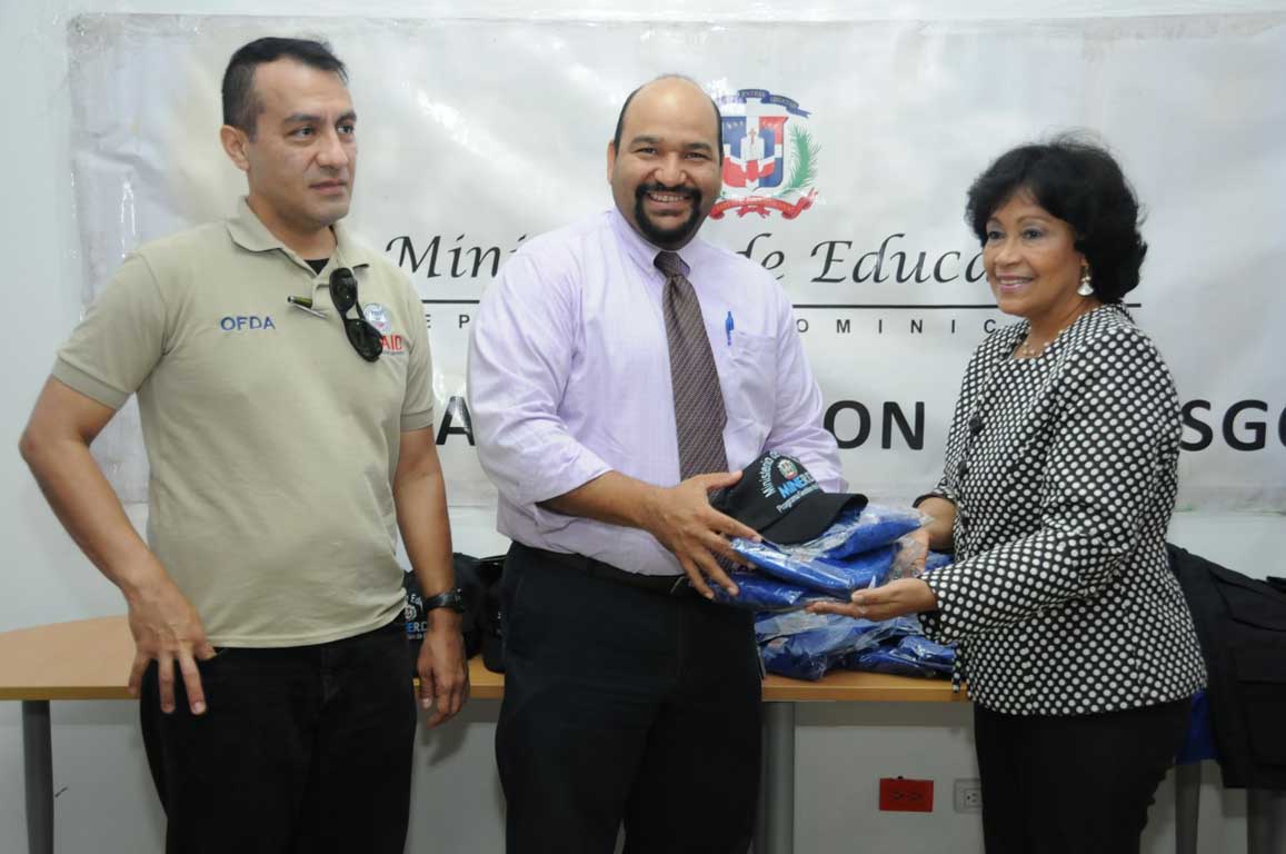  imagen USAID dona indumentarias al Programa Gestión de Riesgo del MINERD 