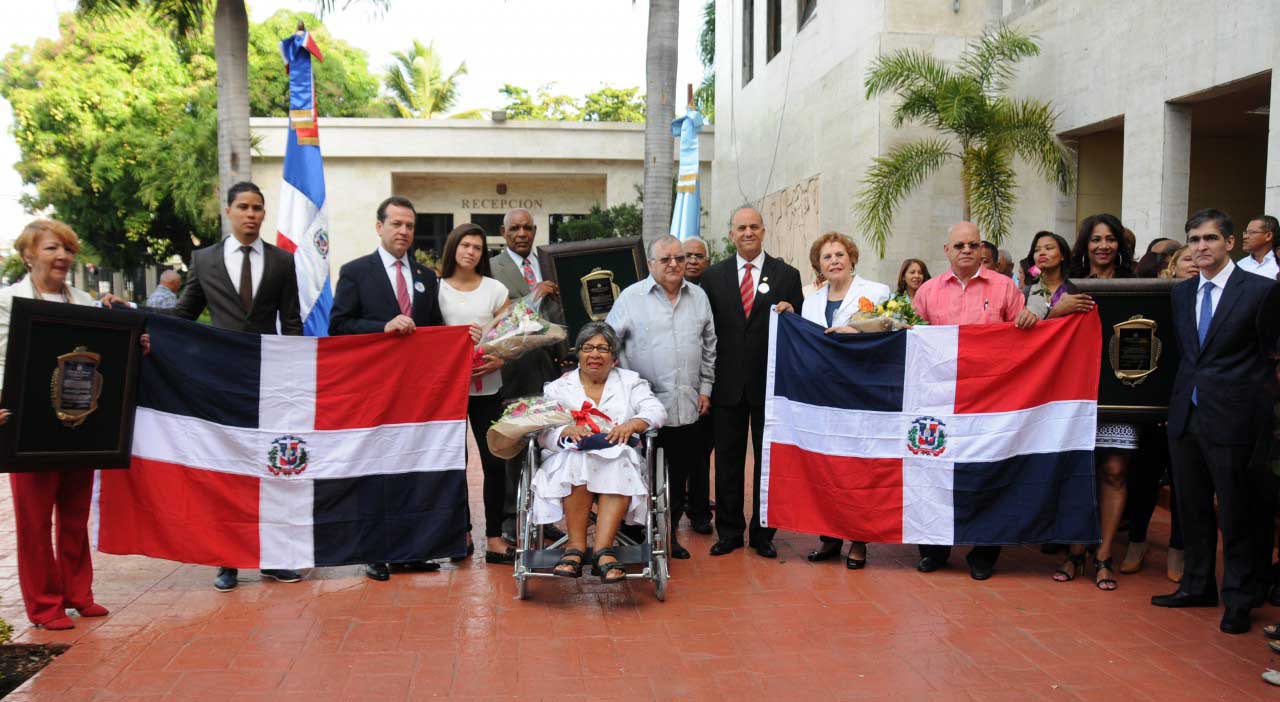  imagen Acto de reconocimiento en la explanada frontal del Ministerio de Educaci&oacute;n. 