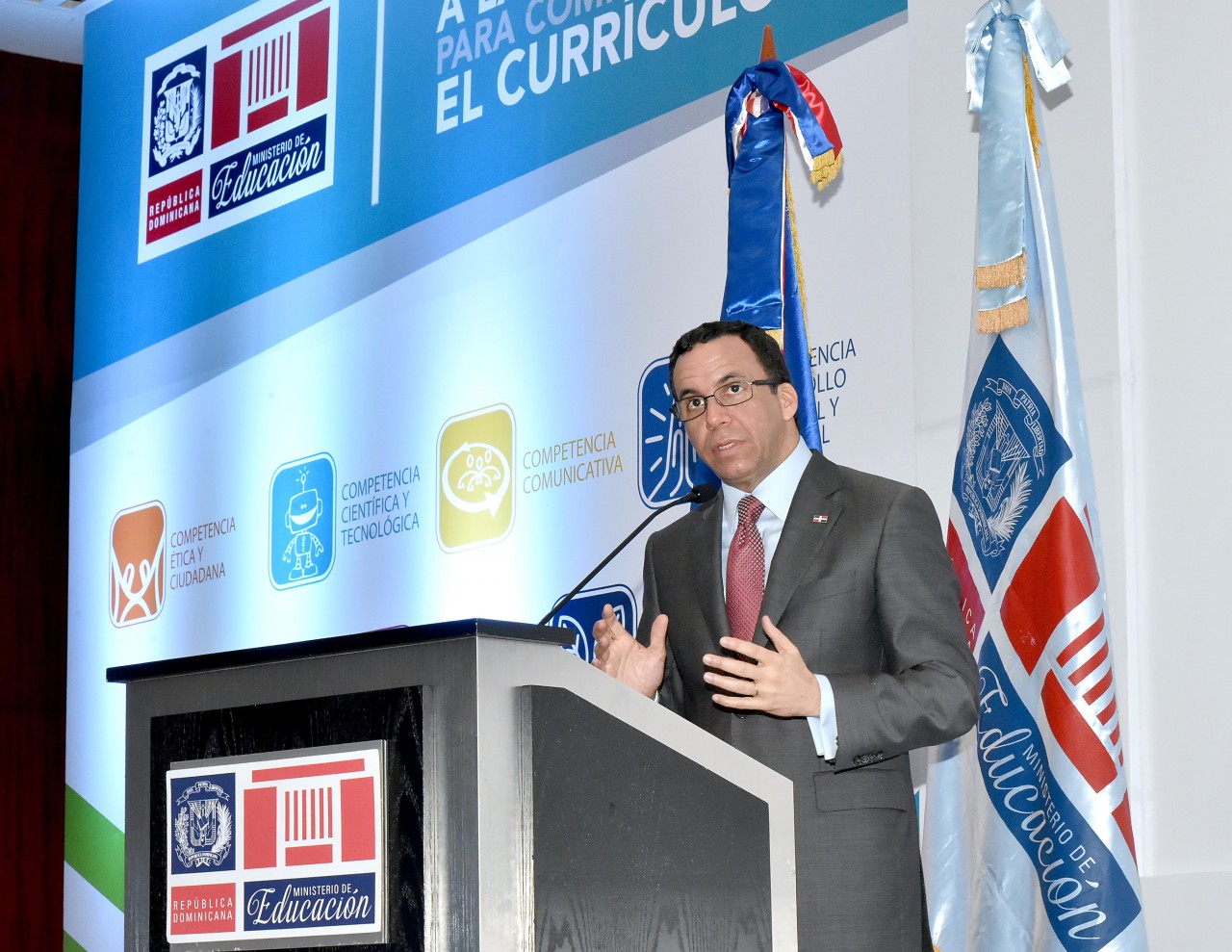  imagen Ministro Andr&eacute;s Navarro en podium presentando el programa del Nuevo Curr&iacute;culo Escolar&nbsp; 