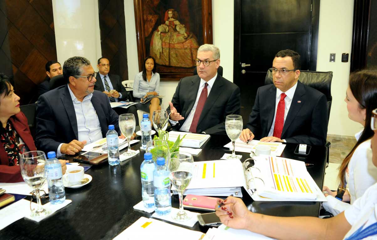  imagen Ministro Andr&eacute;s Navarro a la mesa durante encuentro, a su lado derecho Gonzalo Castillo; entre otras personalidades. 