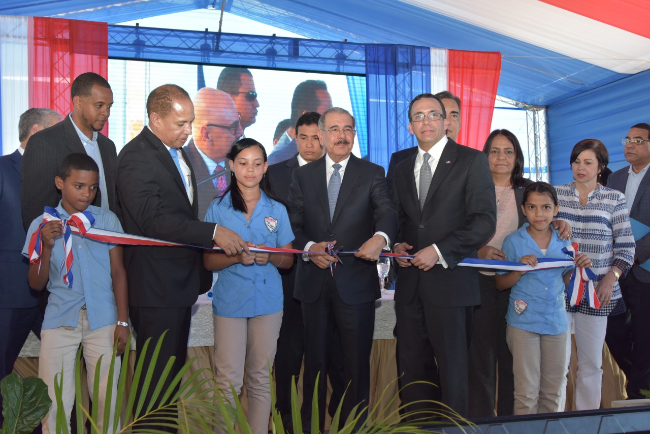  imagen Presidente Danilo Medina junto a Ministro Navarro y dem&aacute;s autoridades cortan cinta de inauguraci&oacute;n en centro educativo en la Vega 