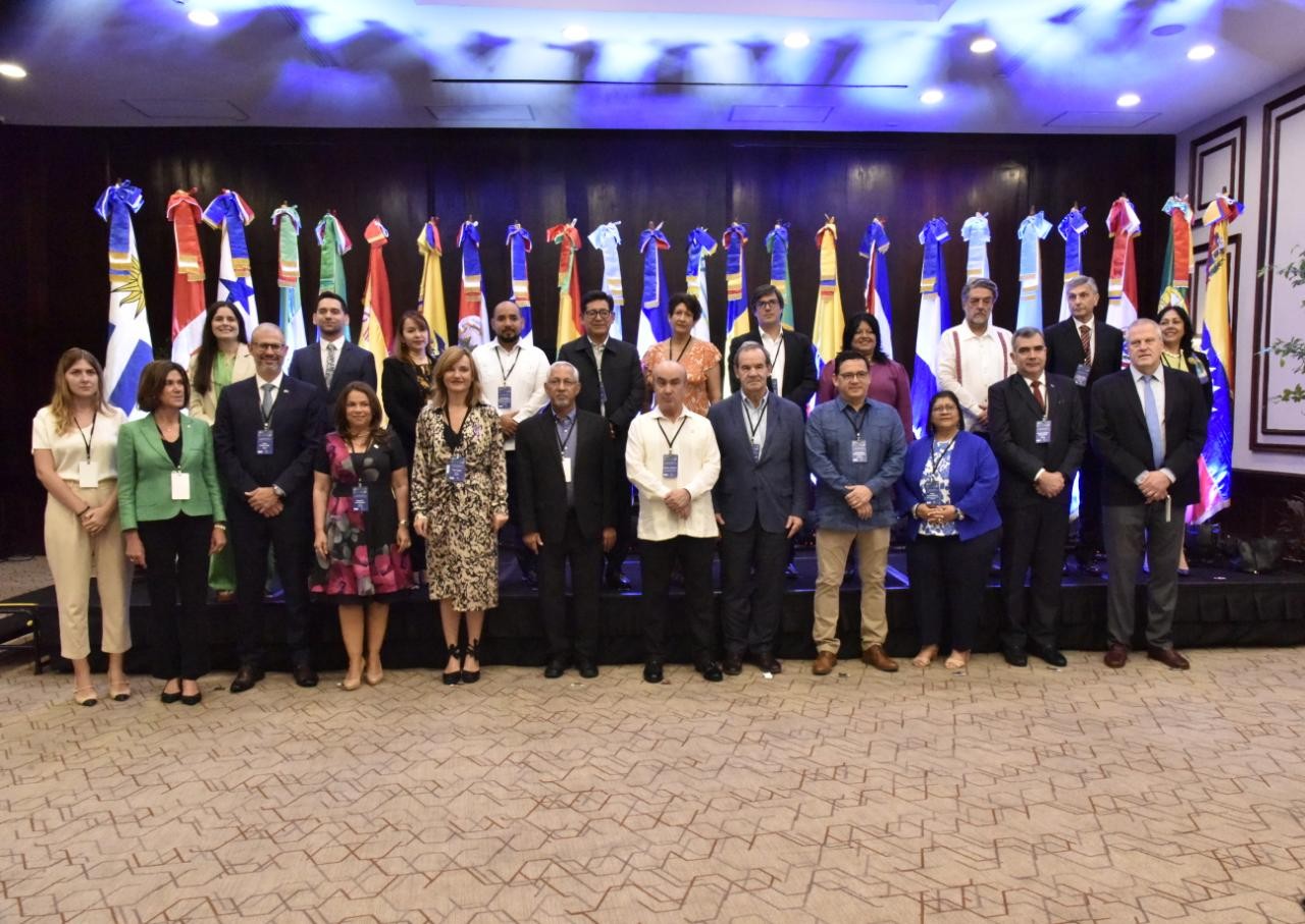  imagen Ministro de Educaci&oacute;n junto a otras autoridades presentes en la actidad, de pie para la fotograf&iacute;a. 