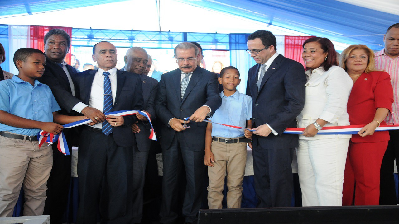  imagen Corte de cinta, presidente Danilo Medina, acompa&ntilde;ado, adem&aacute;s,por Andr&eacute;s Navarro ministro de Educaci&oacute;n, Pedro Pe&ntilde;a Rubio, gobernador de la provincia Barahona, Eddy Mateo, senador; Noel Suberv&iacute;, alcalde; as&iacute; como los diputados Mariano Montero, Manuel Flori&aacute;n, y Noris Medina. Tambi&eacute;n, Ram&oacute;n L&oacute;pez Inoa, director regional de Educaci&oacute;n. 