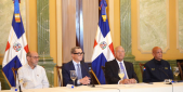  imagen Ministro administrativo de la Presidencia, Andr&eacute;s Bautista, junto a Edwin Olivares, director del Centro de Operaciones de Emergencias (COE) y Carlos Paulino, director de la Defensa Civil en el Sal&oacute;n Verde del Palacio Nacional. 