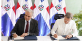  imagen Ministro de Educaci&oacute;n, Luis Miguel De Camps, y el ministro Roberto &Aacute;lvarez, firmando el acuerdo 