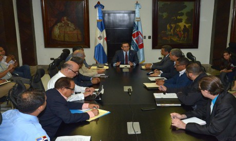  imagen Ministro Andr&eacute;s Navarro junto al&nbsp;equipo de la comisi&oacute;n de emergencia que trabaja el plan de contingencia frente al fen&oacute;meno atmosf&eacute;rico. 