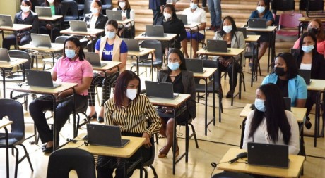  imagen Profesionales de la Educaci&oacute;n participando en el concurso 