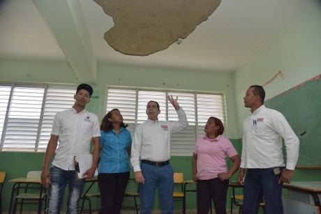  imagen Comisi&oacute;n del Minerd supervisa instalaciones del centro educativo en busca de averias. 