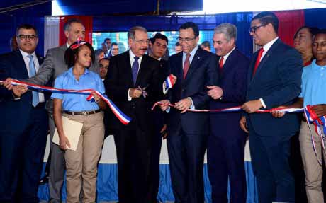  imagen Presidente Danilo Medina junto a Ministro Andr&eacute;s Navarro&nbsp;y&nbsp;otras personalidades corta cinta en acto de inauguraci&oacute;n. 
