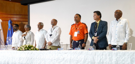  imagen Ministro de Educaci&oacute;n, &Aacute;ngel Hern&aacute;ndez sentado en la mesa de honor al lado de otras autoridades gubernamentales. 