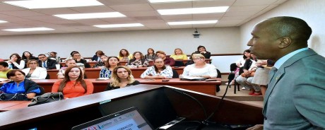  imagen Andres De Las Merceedes se dirige a participantes 