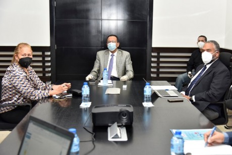  imagen El ministro de Educaci&oacute;n, Antonio Pe&ntilde;a Mirabal, encabez&oacute; este jueves una reuni&oacute;n con parte del equipo pedag&oacute;gico del MINERD que tiene la responsabilidad de elaborar un plan de acci&oacute;n integral para reforzar las acciones de apoyo educativo que se implementa a nivel nacional de manera virtual por motivo del coronavirus y el protocolo a utilizar para un eventual inicio del pr&oacute;ximo a&ntilde;o escolar con clases presenciales. 