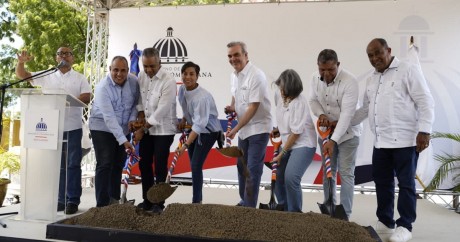  imagen Presidente Luis Abinader dando el picazo para la&nbsp;construcci&oacute;n de dos&nbsp;centro educatvo junto a demas entidades&nbsp; 