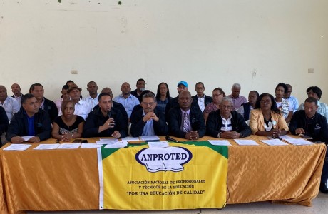  imagen Autoridades de&nbsp;ANPROTED sentados durante actividad. 