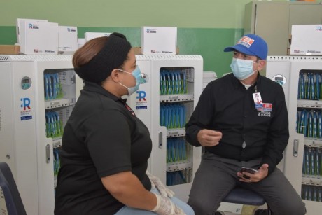  imagen Los carritos tecnol&oacute;gicos, utilizados para recargar las 1,600 tabletas, fueron recibidos por la maestra Andris Yuliza Novas Montilla, directora de la Regional 18, quien de inmediato coordin&oacute; la distribuci&oacute;n e instalaci&oacute;n de los equipos.
&nbsp; 