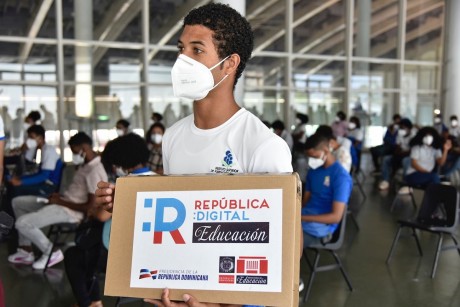  imagen El Ministerio de Educaci&oacute;n (MINERD), a trav&eacute;s del programa Rep&uacute;blica Digital Educaci&oacute;n, entrega miles de netbooks y laptops a estudiantes y docentes 