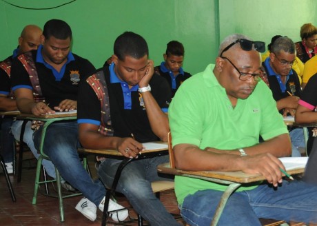  imagen Estudiantes sentados mientras toman pruebas nacionales
&nbsp; 