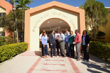  imagen El Ministro Andr&eacute;s Navarro acompa&ntilde;ado de una comitiva frente al Polit&eacute;cnico M&aacute;ximo G&oacute;mez. 