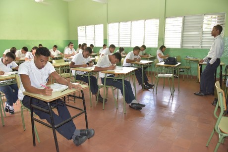  imagen Estudiantes tomando las pruebas nacionales segunda convocatoria 