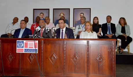  imagen Ministro Andr&eacute;s Navarro sentado durante rueda de prensa, le &nbsp;acompa&ntilde;an &nbsp;Denia Burgos a su derecha,&nbsp;Eduardo Hidalgo a su izquierda le continua el se&ntilde;or&nbsp;Ram&oacute;n Valerio. 