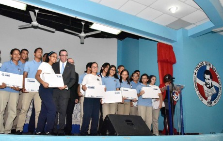  imagen Ministro Andr&eacute;s Navarro de pie en tarima junto a estudiantes del Colegio Don Bosco entregando formalmente computadoras del programa Rep&uacute;blica Digital Educaci&oacute;n 