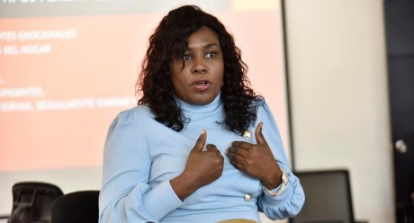  imagen Foto parada de la Directora de la Direcci&oacute;n General de G&eacute;nero y Desarrollo Nirza D&iacute;az 