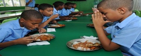  imagen Estudiantes disfrutando del desayuno escolar 