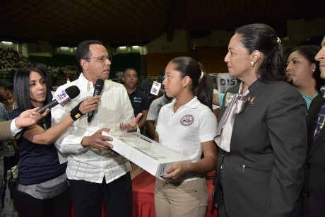  imagen Ministro de Educaci&oacute;n, Antonio Pe&ntilde;a Mirabal, acompa&ntilde;ado por la directora de Informatica Educativa del MINERD, Claudia Rita, dan declaraciones a la prensa de Santiago en proces de entrega de computadoras a estudiantes del Proyecto Uno a Uno. 