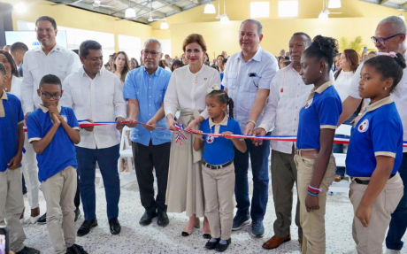  imagen La vicepresidenta de la Rep&uacute;blica, Raquel Pe&ntilde;a y el ministro de Educaci&oacute;n, &Aacute;ngel Hern&aacute;ndez, inauguraron dos escuelas primarias en los sectores Perla Antillana y Los Alcarrizos. 