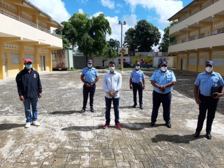  imagen El director de la Regional 17-Monte Plata, profesor Jes&uacute;s Manuel Soriano, encabez&oacute; un recorrido de supervisi&oacute;n por distintos centros educativos, con el objetivo de verificar la efectividad de los servicios preventivos implementados para proteger los bienes de la comunidad educativa.&nbsp; 