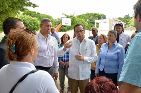  imagen Ministro Andr&eacute;s Navarro durante uno de sus recorridos. 