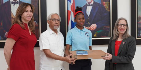  imagen Ministro&nbsp;&Aacute;ngel Hern&aacute;ndez junto a estudiantes&nbsp; 