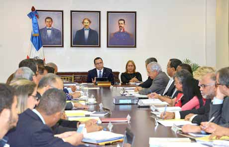  imagen Consejo Nacional de Educaci&oacute;n encabezado por el Ministro de Educaci&oacute;n, Andr&eacute;s Navarro. Sentados en la mesa durante reuni&oacute;n. 