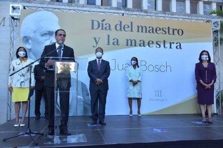  imagen El ministro de Educaci&oacute;n, Antonio Pe&ntilde;a Mirabal, encabeza el izamiento de la bandera en ocasi&oacute;n de celebrarse el D&iacute;a Nacional del Maestro y el 111 aniversario del natalicio del Profesor Juan Bosch, actividad celebrada en la explanada frontal del MINERD. 