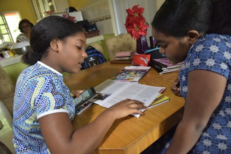  imagen En la Regional #05, de San Pedro de Macor&iacute;s, Emilia Ram&iacute;rez acompa&ntilde;&oacute; a su ni&ntilde;a Leymi Williams al primer d&iacute;a de clases desde el comedor de su casa. 