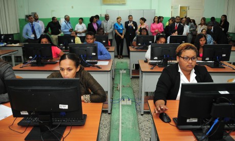  imagen Foto de archivo: Docentes tomando el concurso de oposici&oacute;n 2019. 
