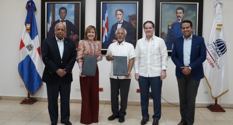  imagen Ministro de Educaci&oacute;n, &Aacute;ngel Hern&aacute;ndez reunido con los principales ejecutivos del proyecto.&nbsp;
&nbsp;
&nbsp; 