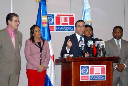  imagen Ministro Andr&eacute;s Navarro durante rueda de prensa. 