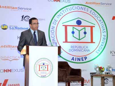  imagen Ministro Andr&eacute;s Navarro mientras se dirige a la audiencia. 